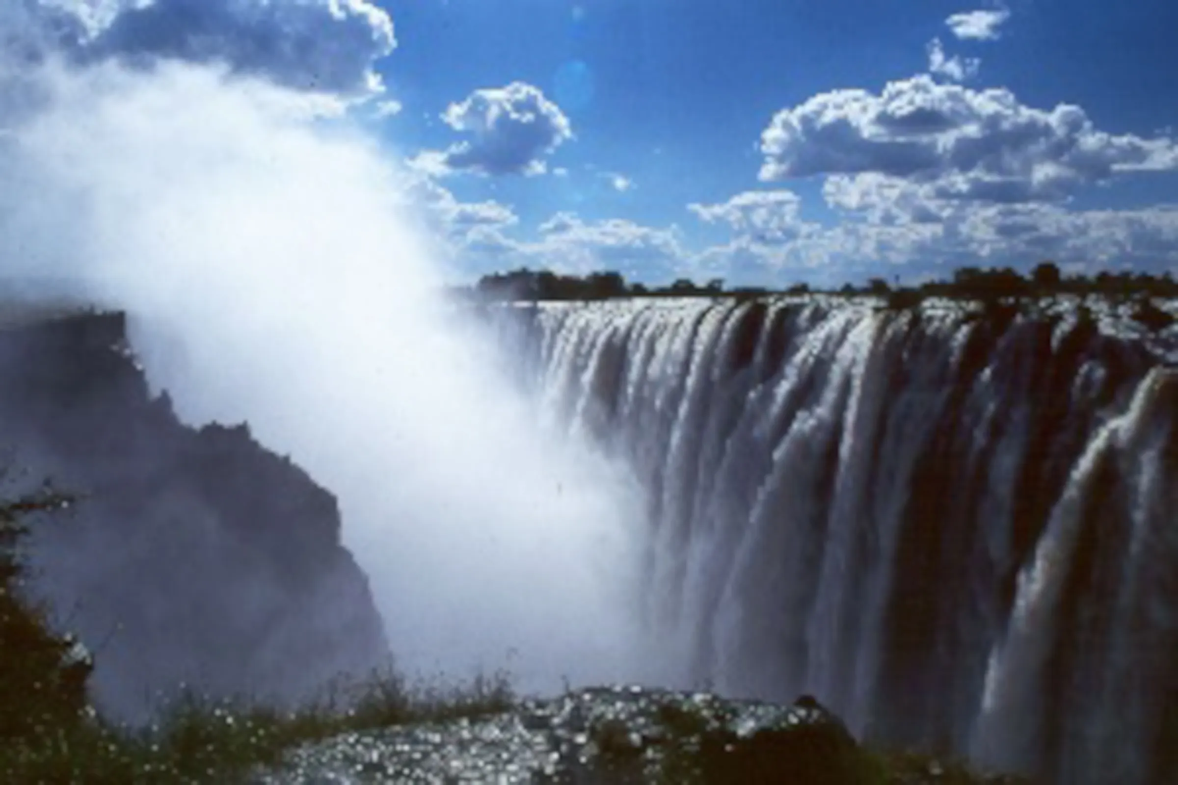 Sunway Vic Falls with cloud (Bruce Taylor) 300x200